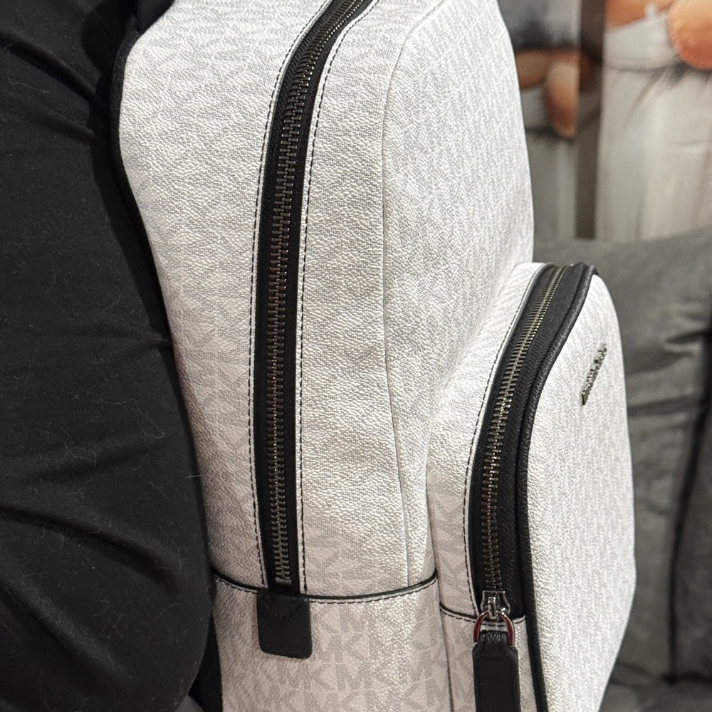 New with tags Michael Kors unisex Cooper Commuter SLNGPack - Picture 3 of 6